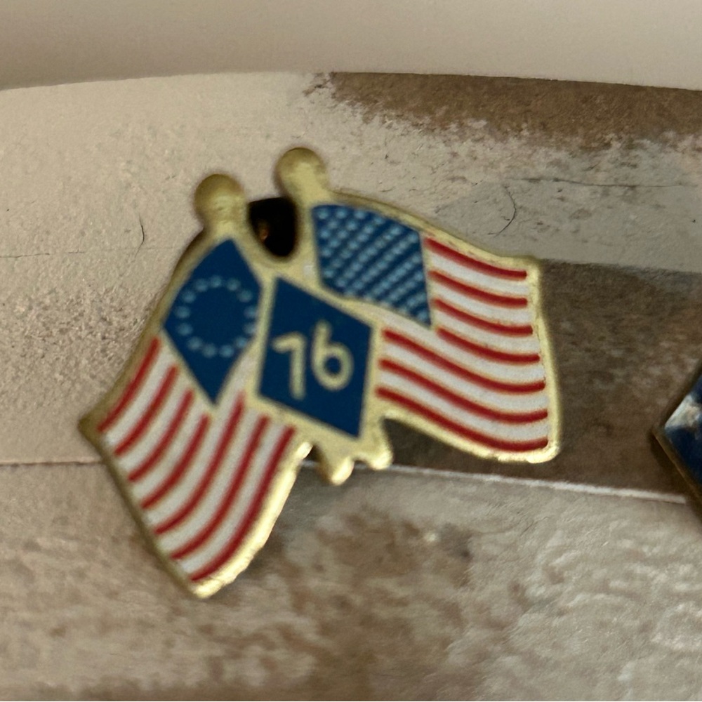 3 Vintage Patriotic Hat Pins 2 American Flag 1 Breast Cancer Ribbon Bundle of 3 - Picture 2 of 7